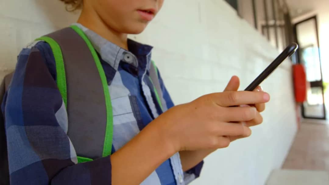 Telefon w szkole: Konfiskata czy depozyt? Prawa ucznia i statutu