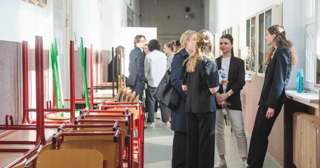 Pełnoletni uczeń: Czy możesz sam zwolnić się z lekcji? Poznaj prawa!